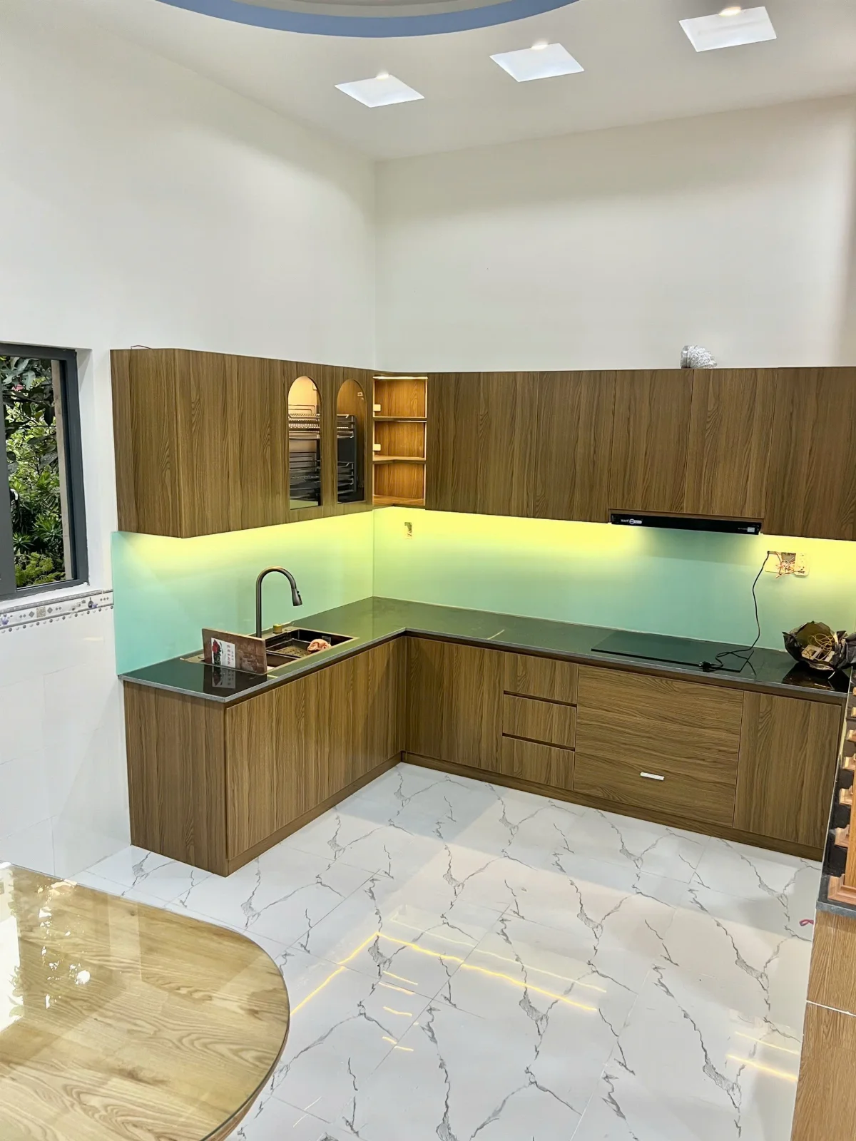 so sánh tủ bếp nhựa và gỗ mdf - hình minh họa 2