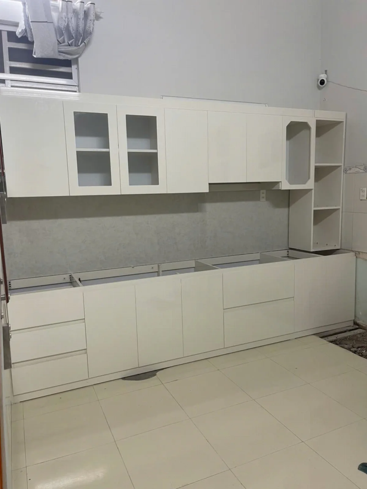 mẫu tủ bếp nhựa chữ i - hình minh họa 2