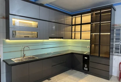 Kinh nghiệm chọn phụ kiện inox thông minh cho tủ bếp nhựa chữ L hiện đại