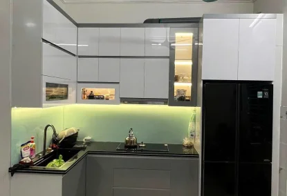 So sánh tủ bếp nhựa Vincoplast và tủ bếp gỗ công nghiệp MDF chống ẩm