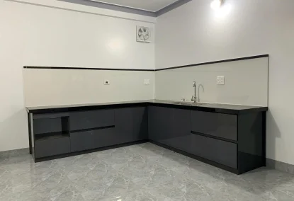 Báo giá thi công tủ bếp nhựa chữ L trọn gói giá rẻ tại xưởng TPHCM