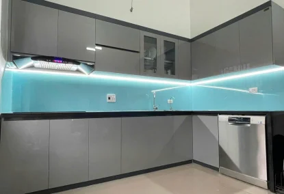 Thi công tủ bếp nhựa cao cấp TPHCM – Chống nước, mối mọt, giá xưởng
