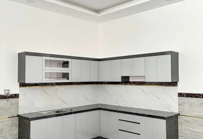 Tủ bếp nhựa chữ L đẹp hiện đại tối ưu góc bếp cho nhà phố và chung cư