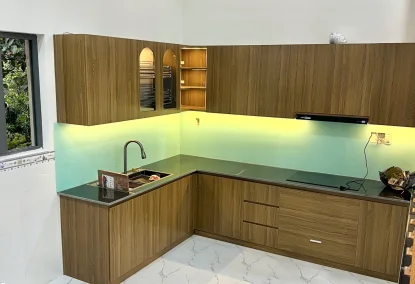 Tủ bếp nhựa Vincoplast cao cấp cánh phủ Acrylic bóng gương sang trọng