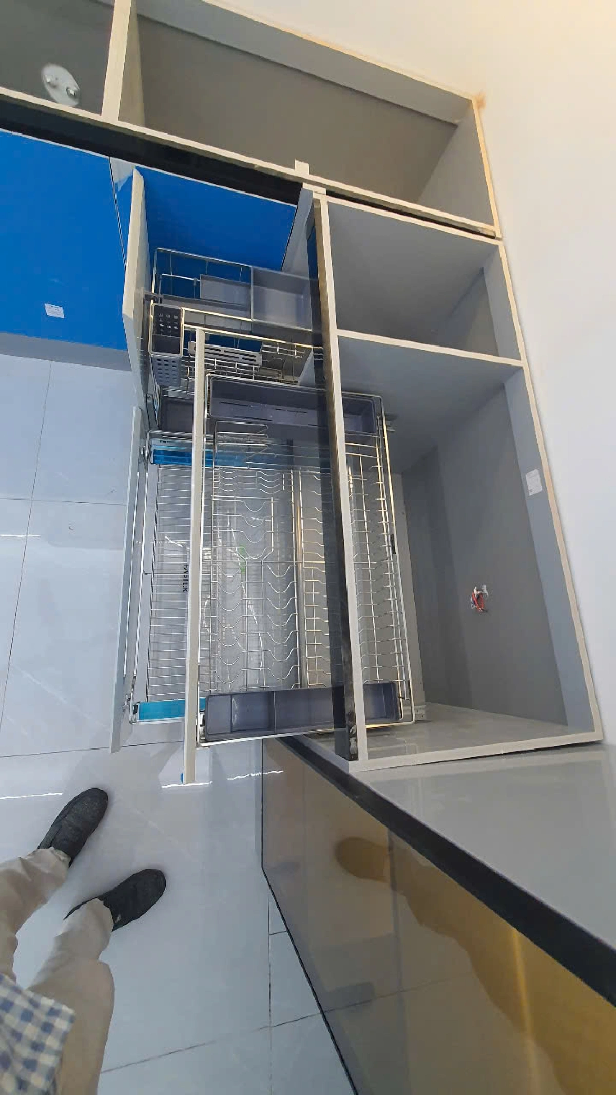 TỦ BẾP NHỰA PICOMAT CÁNH ACRYLIC BÓNG GƯƠNG