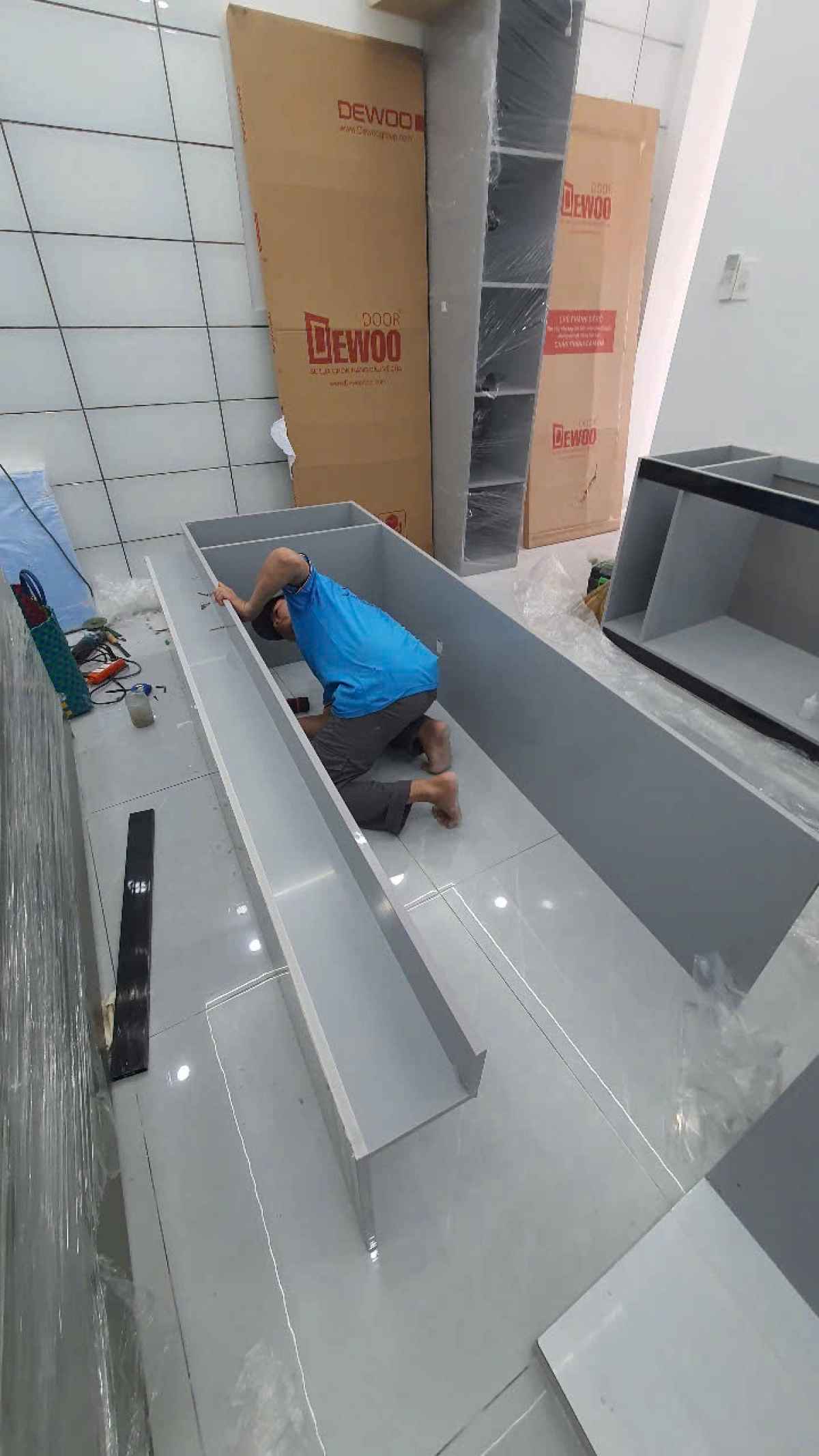 TỦ BẾP NHỰA PICOMAT CÁNH ACRYLIC BÓNG GƯƠNG